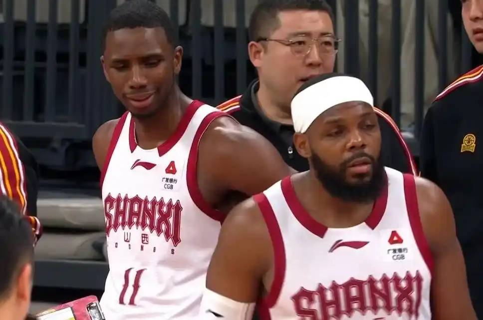 乐鱼体育下载-疯狂一夜！一场比赛7技犯，深圳击溃山西，前CBA冠军惨遭18连败